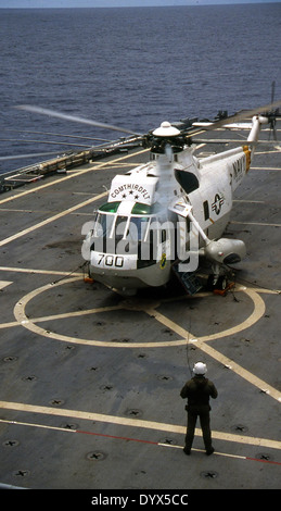 Le Sikorsky UH-3H est un hélicoptère militaire exploité par l'escadron HC-11 de l'US Navy, basé sur le Sikorsky S-61. Cet hélicoptère, portant le numéro d'immatriculation 151549, est utilisé pour des missions de recherche et sauvetage au combat (CSAR) et de transport aérien. Banque D'Images