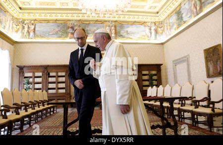 Vatican, Rome, Italie. Apr 26, 2014. Le pape François rencontre le président de l'Ukraine Arseniy Yatsenyuk Crédit : Realy Easy Star/Alamy Live News Banque D'Images