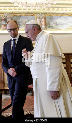 Vatican, Rome, Italie. Apr 26, 2014. Le pape François rencontre le président de l'Ukraine Arseniy Yatsenyuk Crédit : Realy Easy Star/Alamy Live News Banque D'Images