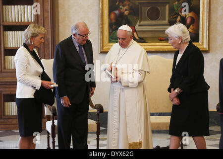 Vatican, Rome, Italie. Apr 26, 2014. Audience avec le Saint Père Francis à l'Union Royale Belge, Leurs Altesses Royales le Roi Albert II et la Reine Paola Crédit : Realy Easy Star/Alamy Live News Banque D'Images