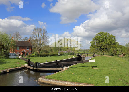 Canal de navigation Wey, Ripley, Surrey, Angleterre, Royaume-Uni. 26 avril 2014. Entre les averses d'avril le soleil est sorti pour faire un beau jour sur le canal à Papercourt Lock près de Ripley. Credit : Julia Gavin/Alamy Live News Banque D'Images