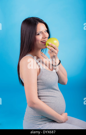 Femme enceinte avec Apple Banque D'Images