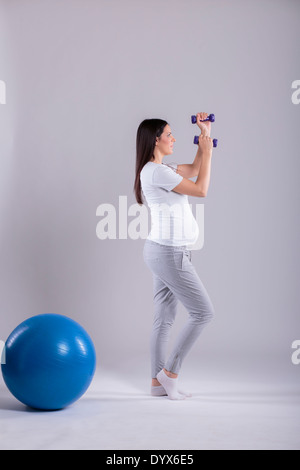 Femme enceinte faisant des exercices Banque D'Images