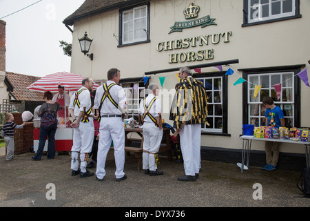 Stowfolk Morris men à l'extérieur du cheval alezan Finborough Pub Suffolk Banque D'Images