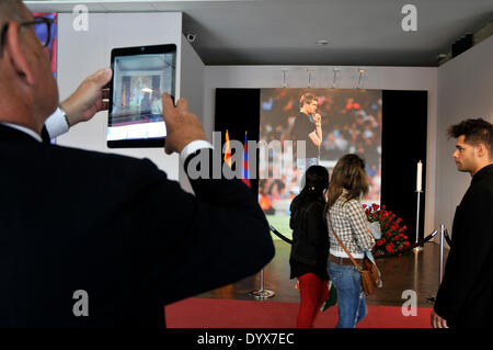 Barcelone, Espagne. Apr 26, 2014. Barça disciples disent au revoir à Tito Vilanova, le week-end dernier. Des milliers de fans du Club de football de Barcelone, les joueurs, les supporters, s'est rendu à donner le dernier adieu à Tito Vilanova "Monsieur" au Camp Nou à Barcelone. Credit : fototext/Alamy Live News Banque D'Images