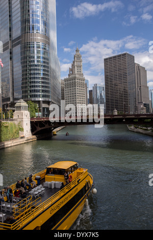 Un bateau-taxi voyages la rivière Chicago par State Street à Chicago, IL. Banque D'Images