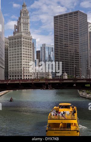 Un bateau-taxi voyages la rivière Chicago par Wabash Ave à Chicago, IL. Banque D'Images