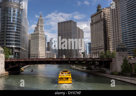 Un bateau-taxi voyages la rivière Chicago par Wabash Ave à Chicago, IL. Banque D'Images