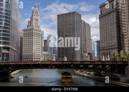 Un bateau-taxi voyages la rivière Chicago par Wabash Ave à Chicago, IL. Banque D'Images