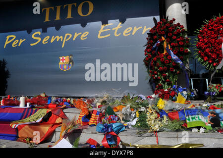 Barcelone, Espagne. Apr 26, 2014. Barça disciples disent au revoir à Tito Vilanova, le week-end dernier. Des milliers de fans du Club de football de Barcelone, les joueurs, les supporters, s'est rendu à donner le dernier adieu à Tito Vilanova "Monsieur" au Camp Nou à Barcelone. Credit : fototext/Alamy Live News Banque D'Images