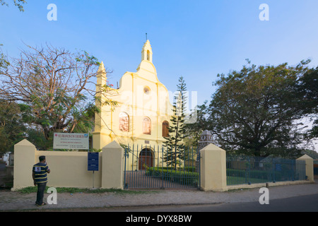 Le coucher du soleil à Saint François Eglise CSI sur Church Road à Fort Kochi, Kerala, Inde Banque D'Images