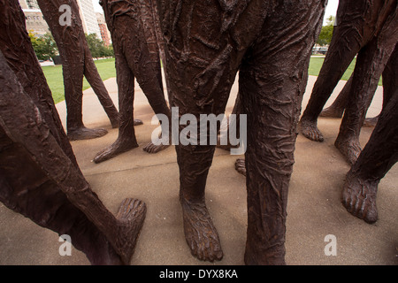 Agora un groupe de 106 sans bras et sans tête fer à repasser des sculptures de l'artiste polonais Magdalena Abakanowicz, à Grant Park, Chicago Illinois USA Banque D'Images