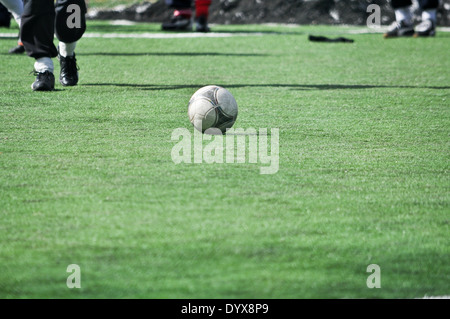 Ballon de football sur la pelouse artificielle. L'entraînement de printemps des équipes d'Amateurs Banque D'Images