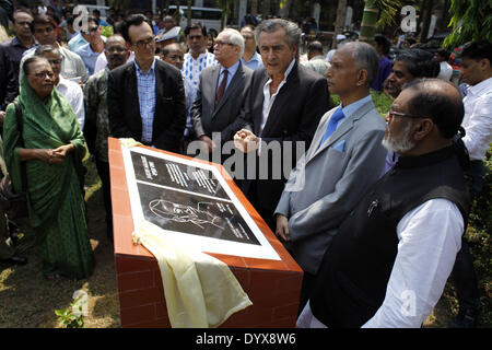 Dhaka, Bangladesh. Apr 26, 2014. Université de Dhaka et l'Alliance Française de Dhaka a fait la cérémonie d'ouverture de la Malraux (Le jardin d'un jardin, situé juste en face de la Faculté des études commerciales), au centre commercial, dans le domaine Chattor du campus.philosophe, essayiste, journaliste, romancier, cinéaste, militant des droits de l'homme et l'auteur du seul livre en français sur la guerre de libération du Bangladesh glorieux intitulé 'Les Indes rouges'' a été chef invité il y.André Malraux, l'auteur de la condition humaine, le commandant d'un escadron à la guerre civile espagnole, les Français resi Banque D'Images