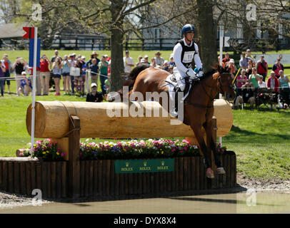 Lexington, KY, États-Unis. Apr 26, 2014. Zatopek B avec Jonathan Holling jusqu'a sauté la connecter à la tête du lac au cours de la compétition de cross-country 2014 de la Rolex Kentucky Three-Day Event au Kentucky Horse Park de Lexington, KY., le 26 avril 2014. Photo par Pablo Alcala | Lexington Herald-Leader © Personnel/ZUMAPRESS.com/Alamy Live News Banque D'Images