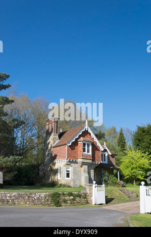 La porterie, une belle maison du Kent, à l'entrée de la Scotney Castle Gardens, dans le Kent. Banque D'Images