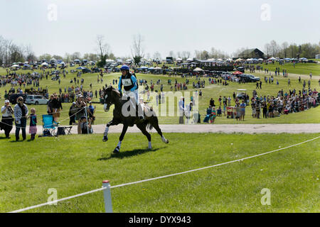 Lexington, KY, États-Unis. Apr 26, 2014. Phillip Dutton sur Trading as a passé la Land Rover le talonnage zone au cours de la compétition de cross-country 2014 de la Rolex Kentucky Three-Day Event au Kentucky Horse Park de Lexington, KY., le 26 avril 2014. Photo par Pablo Alcala | Lexington Herald-Leader © Personnel/ZUMAPRESS.com/Alamy Live News Banque D'Images