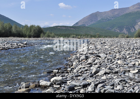 Banque de galets d'une rivière de montagne. La Russie, Yakoutie, une crête de Suntar-Khayata. Banque D'Images