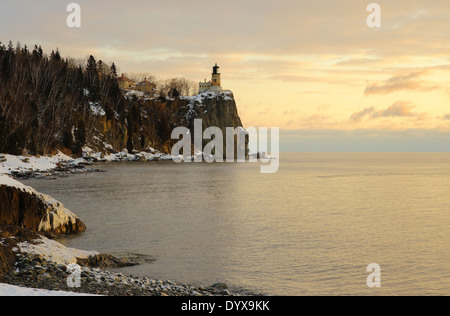 Lever du soleil d'hiver sur le lac Supérieur près de la Split Rock Lighthouse, Minnesota, USA Banque D'Images