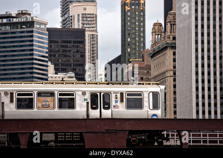 Train élevé connu sous le nom de l traversant la rivière Chicago au nord du pont de la rue des puits dans la région de Chicago, IL. Banque D'Images