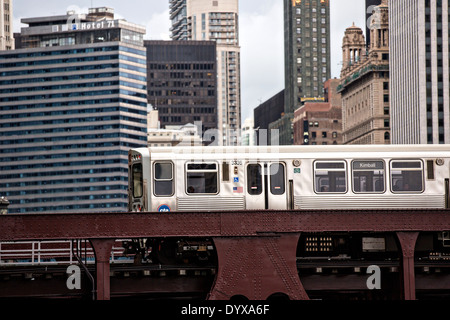 Train élevé connu sous le nom de l traversant la rivière Chicago au nord du pont de la rue des puits dans la région de Chicago, IL. Banque D'Images