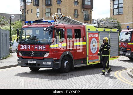 Londres, Royaume-Uni. Apr 26, 2014. Le samedi a vu les pompiers ont été parmi les plus de 220 services d'urgence personnels prenant part à un grand exercice dans l'Est de Londres. D'une collision simulée d'un Boeing 737 dans un bâtiment, pour autant les sauveteurs avec plus de 100 blessés à secourir. Un certain nombre de victimes ont été arrachés de l'eau par bateaux de sauvetage. L'exercice est attribuable à trois jours. Credit : Hot Shots/Alamy Live News Banque D'Images