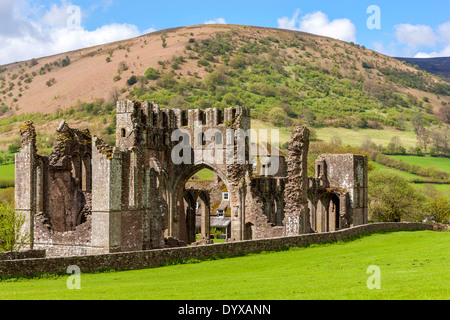 Demeure du 12ème siècle Llanthony Priory, dans la vallée de Ewyas, les Montagnes Noires, Brecon Beacons National Park. Banque D'Images