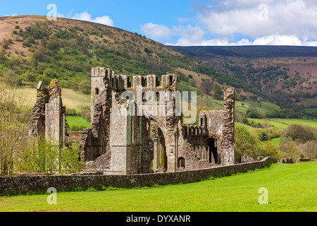 Demeure du 12ème siècle Llanthony Priory, dans la vallée de Ewyas, les Montagnes Noires, Brecon Beacons National Park. Banque D'Images