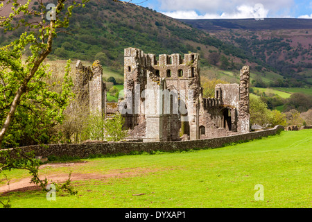 Demeure du 12ème siècle Llanthony Priory, dans la vallée de Ewyas, les Montagnes Noires, Brecon Beacons National Park. Banque D'Images