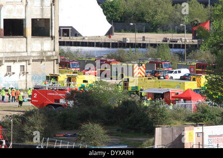 Londres, Royaume-Uni. Apr 26, 2014. Le samedi a vu les pompiers ont été parmi les plus de 220 services d'urgence personnels prenant part à un grand exercice dans l'Est de Londres. D'une collision simulée d'un Boeing 737 dans un bâtiment, pour autant les sauveteurs avec plus de 100 blessés à secourir. Un certain nombre de victimes ont été arrachés de l'eau par bateaux de sauvetage. L'exercice est attribuable à trois jours. Credit : Hot Shots/Alamy Live News Banque D'Images