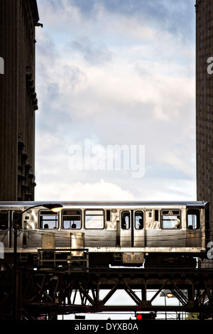 Train élevé connu sous le passage de l'Adams Street à Chicago, IL. Banque D'Images