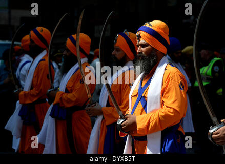 New York, USA. Apr 26, 2014. Les gens assister à défilé Sikh sikh à Manhattan, New York, États-Unis, le 26 avril 2014. L'assemblée annuelle tenue en parade sikhe NYC Manhattan est une célébration du Jour du Vaisakhi et a lieu au mois d'avril correspondant à l'agenda des mois le sikhisme Nanakshahi Vaisakh. Credit : Wang Lei/Xinhua/Alamy Live News Banque D'Images