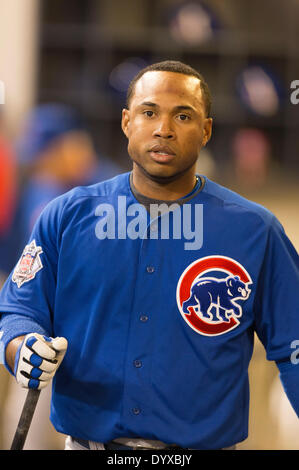 Milwaukee, Wisconsin, États-Unis. Apr 26, 2014. 26 avril 2014 : Chicago Cubs de troisième but Luis Valbuena # 24 dans l'étang après avoir frappé un home run à champ droit dans la 4ème manche du jeu de la Ligue Majeure de Baseball entre les Milwaukee Brewers et les Cubs de Chicago au Miller Park de Milwaukee, WI. Le plomb brasseurs d'oursons 4-1 dans la 5ème manche. John Fisher/CSM/Alamy Live News Banque D'Images