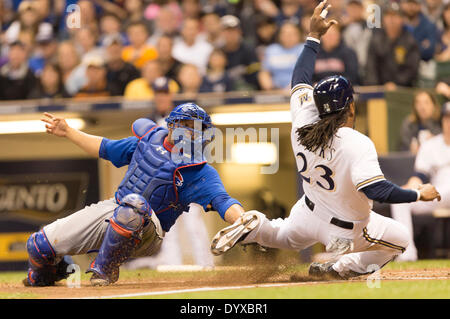 Milwaukee, Wisconsin, États-Unis. Apr 26, 2014. 26 avril 2014 : Chicago Cubs catcher Castillo Wellington # 5 tags sur le deuxième but des Milwaukee Brewers Rickie semaines # 23 à la plaque dans la 4ème manche du jeu de la Ligue Majeure de Baseball entre les Milwaukee Brewers et les Cubs de Chicago au Miller Park de Milwaukee, WI. Le plomb brasseurs d'oursons 4-1 dans la 5ème manche. John Fisher/CSM/Alamy Live News Banque D'Images