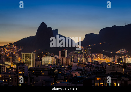 Vue nocturne de la Vidigal bidonvilles de Rio de Janeiro - Brésil Banque D'Images