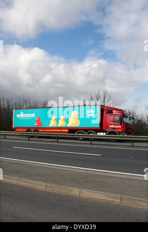 Un Wilkinson hardware Stores chariot qui se déplace le long de l'A46 à deux voies dans le Leicestershire, Angleterre Banque D'Images