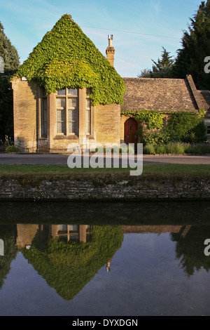 Vue d'ensemble des voies navigables jusqu'à la période de réflexion calme cottages en pierre de faible ensoleillement d'or Banque D'Images