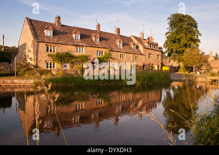 Vue d'ensemble des voies navigables jusqu'à la période de réflexion calme cottages en pierre de faible ensoleillement d'or bas Banque D'Images