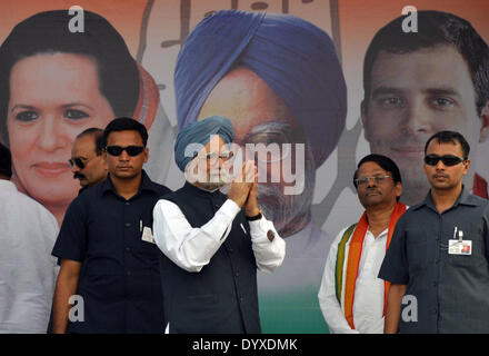 Hyderabad, Inde. Apr 26, 2014. Le Premier Ministre indien Manmohan Singh (C) salue des supporters lors d'une réunion électorale Bhongir, à environ 40 kilomètres à l'est d'Hyderabad, Inde, 26 avril 2014. © Stringer/Xinhua/Alamy Live News Banque D'Images