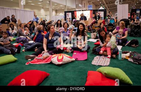 Toronto, Canada. Apr 26, 2014. Les parents à se préparer à changer leurs couches des bébés au cours de la grande couche en tissu Changement du Green Living Show 2014 à Toronto, Canada, le 26 avril 2014. Cet événement a débuté le samedi afin d'accroître la sensibilisation à propos de couches en tissu réutilisables. © Zou Zheng/Xinhua/Alamy Live News Banque D'Images