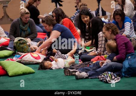 Toronto, Canada. Apr 26, 2014. Les parents changer leurs bébés' couches lavables au cours de la grande couche en tissu Changement du Green Living Show 2014 à Toronto, Canada, le 26 avril 2014. Cet événement a débuté le samedi afin d'accroître la sensibilisation à propos de couches en tissu réutilisables. © Zou Zheng/Xinhua/Alamy Live News Banque D'Images