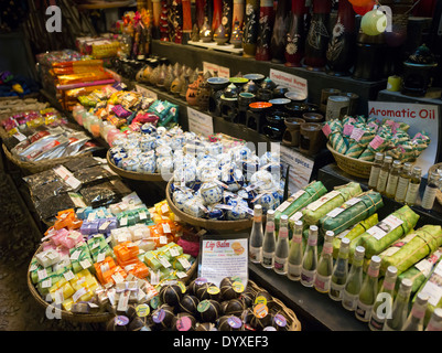 Souvenirs à vendre au marché nocturne d'Angkor, Siem Reap, Cambodge Banque D'Images