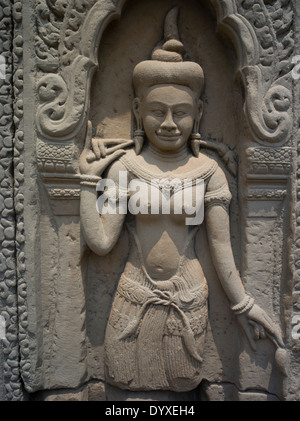 Bas-relief en grès sculpture apsara au temple Baphon dans l'enceinte d'Angkor Thom, Siem Reap, Cambodge Banque D'Images