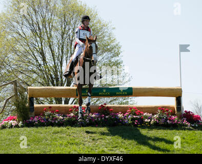 Lexington, KY, États-Unis. Apr 26, 2014. Bellany Rock avec Selena O'Hanlon jusqu'a sauté la clôture à la Normandie Banque pendant la compétition de cross-country 2014 de la Rolex Kentucky Three-Day Event au Kentucky Horse Park de Lexington, KY., le 26 avril 2014. Photo par Pablo Alcala | Lexington Herald-Leader © Personnel/ZUMAPRESS.com/Alamy Live News Banque D'Images