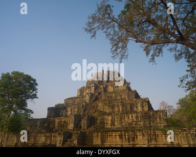 Prasat Thom le principal monument de Koh Ker 127 SW de Siem Reap, Cambodge Banque D'Images