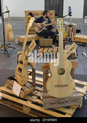 Barcelone, Espagne. Apr 26, 2014. Un homme fait main affiche dans le Festival des instruments faits à la main de Barcelone à Barcelone, Espagne, le 26 avril 2014. C'est la première édition de l'événement de trois jours, ce qui favorise la notion de vie et le style de DIY. Credit : Zhou Zhe/Xinhua/Alamy Live News Banque D'Images