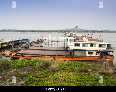 Chiang Saen, Chiang Rai, Thaïlande. Apr 21, 2014. Bateaux sous pavillon chinois attaché sur le Mékong dans le port de la ville de Chiang Saen, Thaïlande. Le commerce avec la Chine est une partie importante de l'économie dans le nord de la Thaïlande. Bateaux courriers chinois Lao et les passagers et le fret au nord de la Thaïlande en Chine. La Chine utilise également d'expédier de la rivière vers la Thaïlande, puis les biens sont expédiés par camion vers les ports en eau profonde en Thaïlande pour l'expédition dans le monde entier. © Jack Kurtz/ZUMAPRESS.com/Alamy Live News Banque D'Images