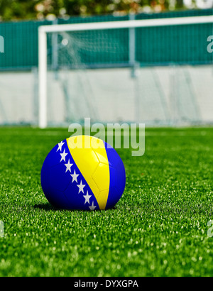 Ballon de soccer avec la Bosnie-et-Herzégovine Drapeau sur l'herbe dans le stade Banque D'Images