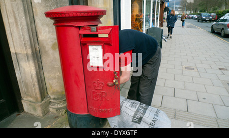 Facteur d'un chargement de sac de courrier post box rouge à Lampeter Ceredigion Pays de Galles UK KATHY DEWITT Banque D'Images