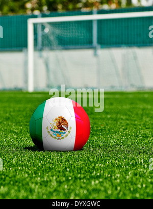 Ballon de soccer avec le Mexique Drapeau sur l'herbe dans le stade Banque D'Images